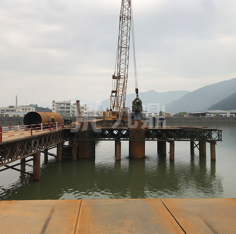   應(yīng)急貝雷鋼便橋和固定貝雷鋼便橋具有構(gòu)件少，重量輕，成本低的特點(diǎn)